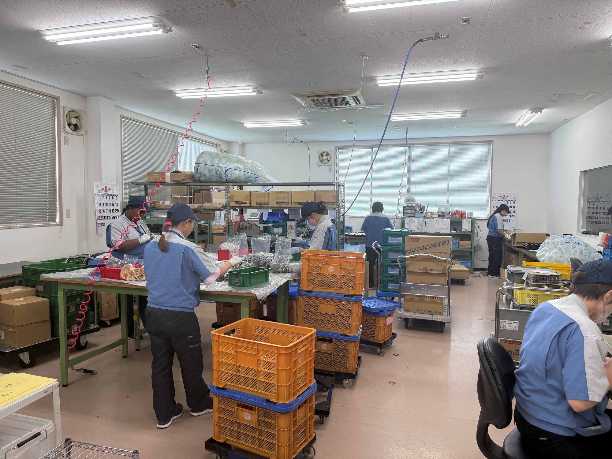 職場の様子（組立・検査の現場）